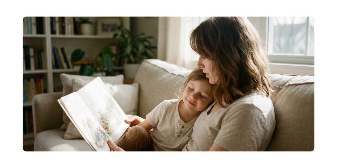 Mama z dzieckiem czytająca dziecku bajkę